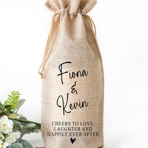 Portabolsas de vino personalizado, bolsa de mano personalizada para botellas, regalo para parejas, aniversario de bodas o compromiso, regalo para celebrar fiestas familiares. imagen 14