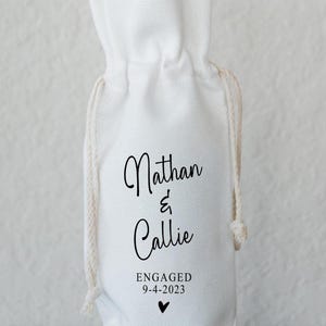 Portabolsas de vino personalizado, bolsa de mano personalizada para botellas, regalo para parejas, aniversario de bodas o compromiso, regalo para celebrar fiestas familiares. imagen 9