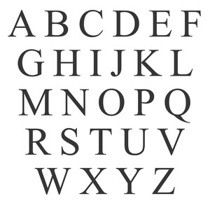 Op de afbeelding: Zwart-witte afbeelding van het Engelse alfabet in hoofdletters. De letters zijn in een traditioneel schreeflettertype.