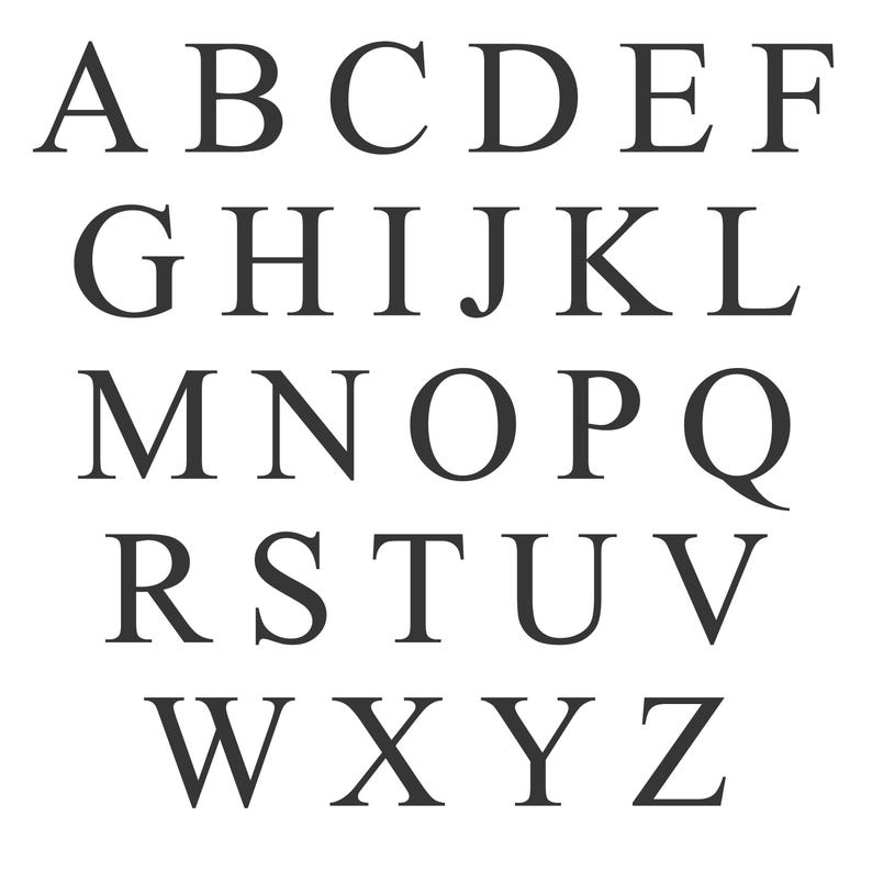 Op de afbeelding: Zwart-witte afbeelding van het Engelse alfabet in hoofdletters. De letters zijn in een traditioneel schreeflettertype.