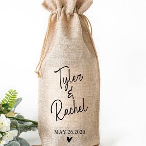 Portabolsas de vino personalizado, bolsa de mano personalizada para botellas, regalo para parejas, aniversario de bodas o compromiso, regalo para celebrar fiestas familiares. imagen 13