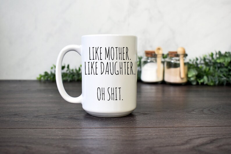 Taza de café para el día de la madre, de tal madre, tal hija, mierda, regalo divertido para mamá de una hija adulta, ideas de regalos de Navidad o cumpleaños para mamá imagen 1