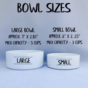 以下が含まれることがあります： 「Large」と「Small」のラベルが付いた、白いセラミック製のペットボウル2個。ボウルは薄い青色の背景に置かれ、それぞれのボウルサイズと容量を説明するテキストが書かれています。大きなボウルは直径約17.8cm、高さ7.2cmで、最大容量は5カップです。小さなボウルは直径約15.2cm、高さ5.7cmで、最大容量は3カップです。