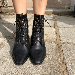 90s Heeled Leather Boots ~ US 4