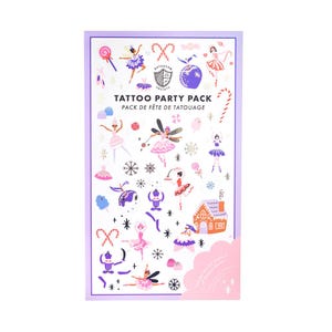 Può includere: Una confezione rettangolare con bordo viola presenta un design "Tattoo Party Pack". La confezione include vari disegni di tatuaggi temporanei di ballerine, fiocchi di neve, bastoncini di zucchero e una casa di pan di zenzero in rosa, viola e bianco.