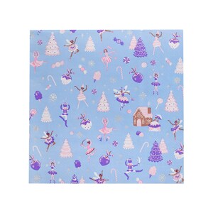 Op de afbeelding: Een lichtblauwe vierkante servet met een herhaald patroon van ballerina's, kerstbomen en snoepjes. De ballerina's dragen roze en paarse tutu's en de bomen zijn wit en paars. Er zijn ook peperkoekhuisjes en sneeuwvlokken.