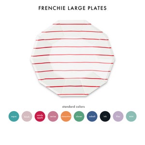 Może przedstawiać: Białe papierowe talerze imprezowe w czerwone paski. Talerze są duże i mają falisty brzeg. Tekst "FRENCHIE LARGE PLATES" znajduje się u góry obrazu. Pod talerzami znajduje się tekst "standardowe kolory" z paletą kolorów pokazującą 10 różnych kolorów.