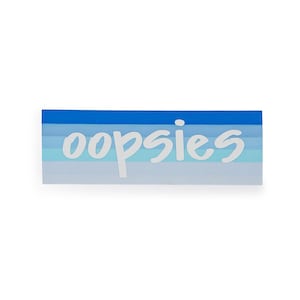 Puede incluir: Una pegatina a rayas azules y blancas con la palabra "oopsies" escrita en blanco.