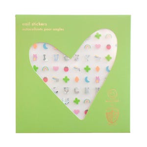 Könnte beinhalten: Eine grüne Schachtel mit Nagelstickern mit einem herzförmigen Fenster. Die Aufkleber zeigen verschiedene Designs, darunter Regenbogen, Herzen, Kleeblätter und das Wort "LUCKY". Der Text "nail stickers" und "autocollants pour ongles" ist auf der Schachtel aufgedruckt.