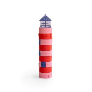 Könnte beinhalten: Ein Spielzeug in Form eines Leuchtturms aus Holzblöcken. Der Turm besteht aus abwechselnd roten, rosa und blauen Blöcken. Oben befindet sich eine kleine Struktur mit blauem Dach, die das Leuchtturmdesign vervollständigt. Höhe: ca. 20 cm.