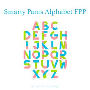 以下が含まれることがあります： 上部に「Smarty Pants Alphabet FPP」、下部に「@2026 Calm By Design」というテキストが表示されたデジタルグラフィック。中央には英語のアルファベットが大文字で配置されており、各文字はピンク、ライムグリーン、青のセグメント化されたブロックで構成されています。