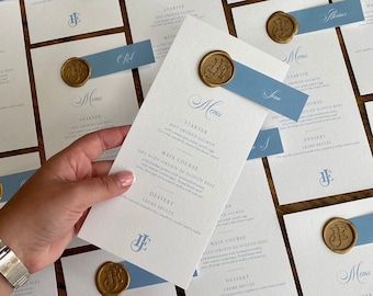 Menu de mariage et cartes de visite en bleu poussiéreux avec sceau de cire d'or. Imprimé sur carton martelé