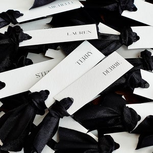 Tarjetas de nombre planas con lazo de cinta negra