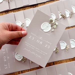 Biglietti Save the Date con fiori secchi e sigillo in cera. Include biglietto d'invito principale A6 e buste esterne bianche