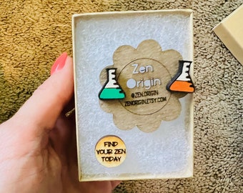 Lab Beaker Stud o Dangle Pendientes extravagantes - Regalo de nerd científico, entusiasta de STEM, pendientes científicos