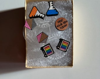 Lab Beaker Stud y Dangle Pendientes científicos no coincidentes - Regalo perfecto para nerds de la ciencia o amante de STEM