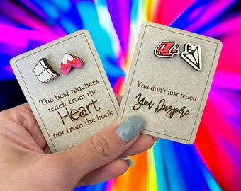 Pendientes de agradecimiento al maestro - Pendientes extravagantes no coincidentes con lápiz y libro en una tarjeta especial con mensaje inspirador