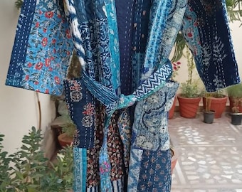Könnte beinhalten: Eine blaue und weiße Patchwork-Stepprobe mit einem Bindegürtel. Die Robe ist aus Baumwolle und hat ein traditionelles indisches Design.