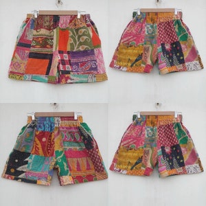 Puede incluir: Cuatro pares de pantalones cortos de patchwork coloridos con ribete blanco. Los pantalones cortos están hechos de una variedad de telas y patrones, incluidos diseños florales, paisley y geométricos.