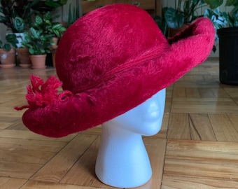 Kapelusz Christian Dior z czerwonego aksamitu z frędzlami z lat 60., rozmiar 22