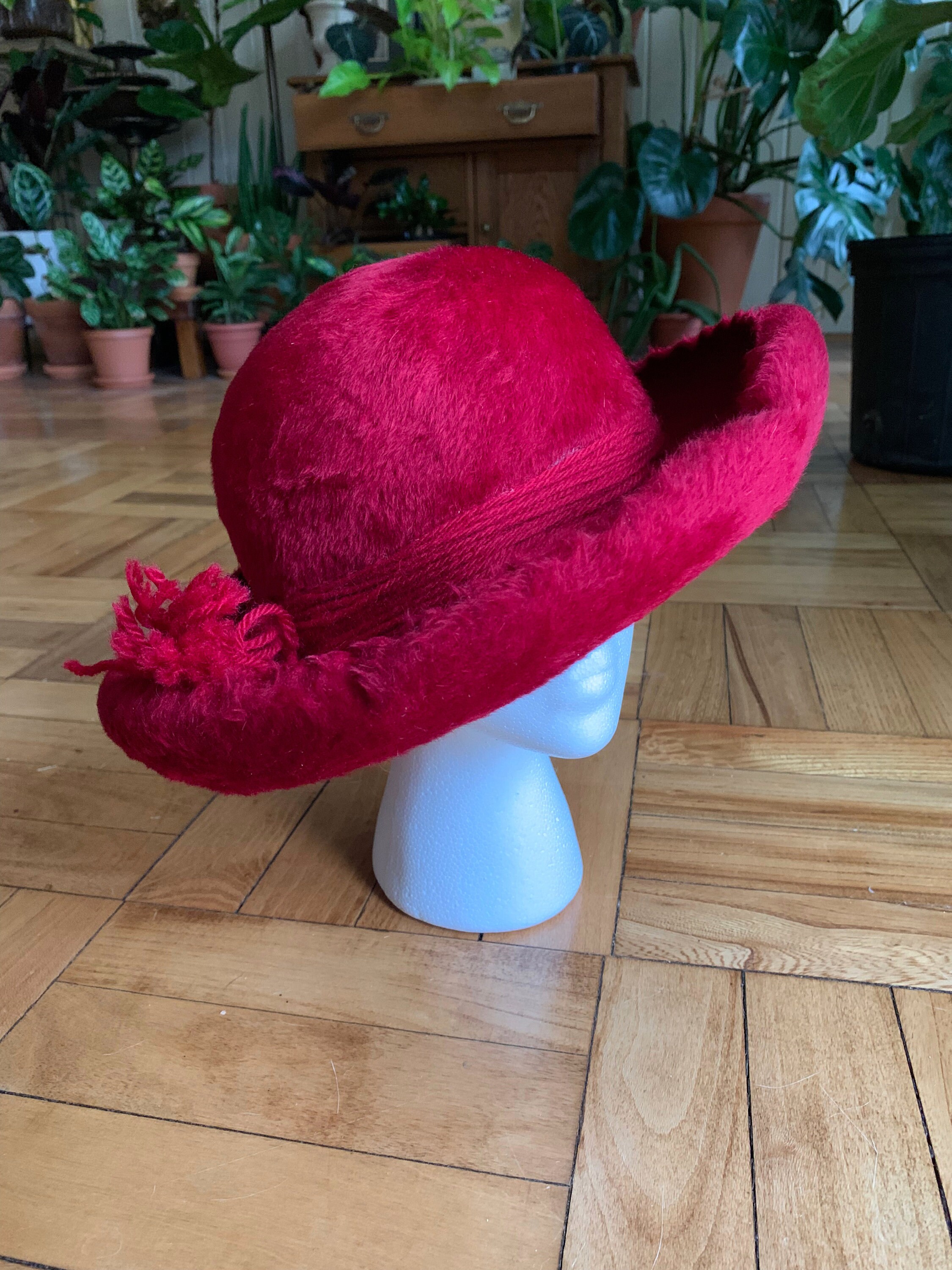 1960s Christian Dior Red Velvet Felt Hat With Fringed Ribbon  display picture 3