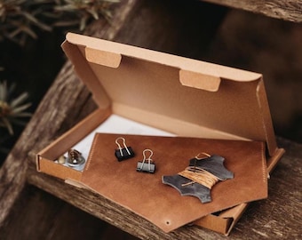 Maak je eigen leren etuiset. Zelf leren knutselen. Alles is inbegrepen. Luxe cadeau, leren brillenzakje, leren geldzakje.