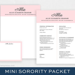 Può includere: Un pacchetto di reclutamento di sororità rosa e bianco con il nome Allie Elisabeth Graham stampato sulla parte anteriore. Il pacchetto include un curriculum vitae, un foglio di informazioni personali e un foglio di servizio comunitario. Il pacchetto include anche un biglietto da visita con il nome Allie Graham stampato sulla parte anteriore.