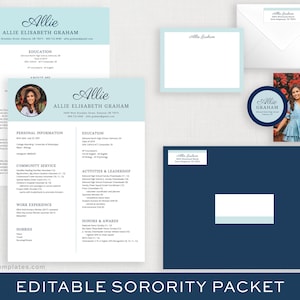 Può includere: Un pacchetto per la confraternita con uno schema di colori azzurro e blu navy. Il pacchetto include un curriculum vitae, un biglietto, una busta e un adesivo, tutti con il nome "Allie Elisabeth Graham". Il testo "EDITABLE SORORITY PACKET" è in basso.