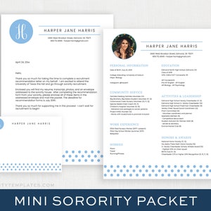 Può includere: Un mini-pacchetto di sorority blu e bianco con un motivo a pois blu. Il pacchetto include una lettera di presentazione, un curriculum vitae e un foglio di informazioni personali. Il testo sulla lettera di presentazione recita: "Grazie mille per aver dedicato il tuo tempo a completare una lettera di raccomandazione per il reclutamento a mio nome. Sono entusiasta di frequentare l'Università del Texas questo autunno e di partecipare al processo di reclutamento di sororità."