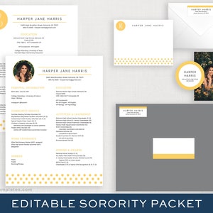 Può includere: Un pacchetto di confraternita bianco e giallo. Il set include un curriculum vitae, biglietti, una busta e un adesivo. Il nome "HARPER JANE HARRIS" è sulla cancelleria. Il testo "EDITABLE SORORITY PACKET" è in basso.