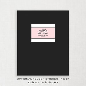 Puede incluir: Una pegatina para carpeta en blanco y negro con fondo rosa. La pegatina dice "Allie GRAHAM Edmond North High School Edmond, OK". La pegatina mide 10,16 cm por 7,62 cm.