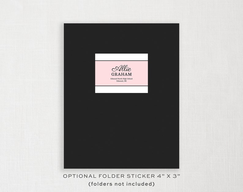 Puede incluir: Una pegatina para carpeta en blanco y negro con fondo rosa. La pegatina dice "Allie GRAHAM Edmond North High School Edmond, OK". La pegatina mide 10,16 cm por 7,62 cm.