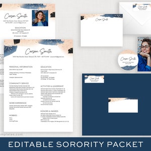 Könnte beinhalten: Ein Sorority-Paket mit Lebenslauf, Notizkarte, Umschlag, Aufkleber und Visitenkarte. Die Schreibwaren haben ein Aquarelldesign in Marineblau, Beige und Schwarz. Der Name "Carson Smith" ist auf den Schreibwaren zu sehen. Der untere Teil des Bildes lautet "EDITABLE SORORITY PACKET".