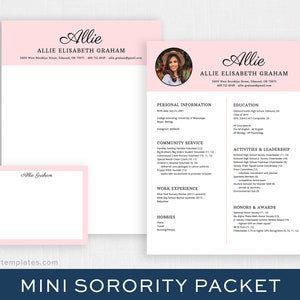 Può includere: Un pacchetto di reclutamento di sororità rosa e bianco con un modello di curriculum, un modello di intestazione e un modello di biglietto da visita. Il modello di curriculum include una foto di una donna, informazioni personali, istruzione, servizio comunitario, esperienza lavorativa, hobby, attività e leadership, e riconoscimenti e premi. Il modello di intestazione include il nome "Allie Elisabeth Graham" e le informazioni di contatto. Il modello di biglietto da visita include il nome "Allie Graham".