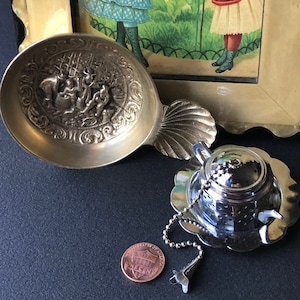 Vintage Tea Gifts Brass Chubby Tea Caddy Spoon With Ornate Scene Shell Shaped Handle Hong Kong Steel Mini Teapot tea Infuser/Strainer Silver