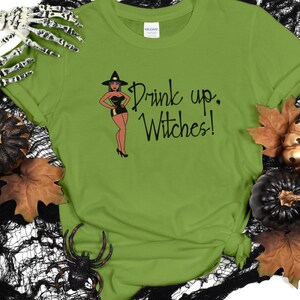 Trinkt, Hexen! | Pin-up-Hexe mit Hut | Halloween-Hemd |