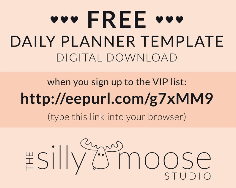 Pode incluir: Um gr&aacute;fico rosa e branco com texto preto que diz "&hearts; GR&Aacute;TIS &hearts; MODELO DE PLANO DI&Aacute;RIO DOWNLOAD DIGITAL quando voc&ecirc; se inscreve na lista VIP: http://eepurl.com/g7xMM9 (digite este link no seu navegador) THE silly moose STUDIO".