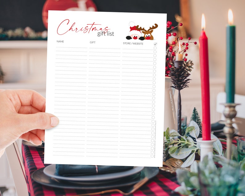 Pu&ograve; includere: Un elenco di regali di Natale bianco con testo rosso e una grafica di Babbo Natale e renne. L'elenco include sezioni per nome, regalo e negozio/sito web. L'elenco &egrave; tenuto in mano.