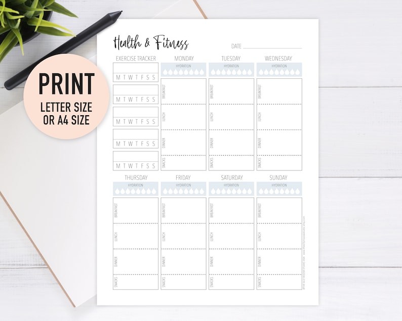 Puede incluir: Planificador de salud y fitness imprimible con fondo azul claro. El planificador incluye secciones para ejercicio, hidrataci&oacute;n y comidas para cada d&iacute;a de la semana. El texto "IMPRIMIR TAMA&Ntilde;O CARTA O A4" est&aacute; en la esquina superior izquierda de la p&aacute;gina.