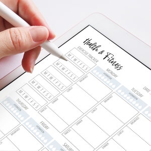 Puede incluir: Una tableta blanca con un rastreador semanal de salud y estado f&iacute;sico. El rastreador incluye secciones para ejercicio, hidrataci&oacute;n, desayuno, almuerzo, cena y refrigerios. La tableta est&aacute; sobre una superficie blanca y una mano sostiene un l&aacute;piz.