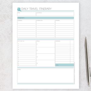Puede incluir: Un planificador de itinerario de viaje diario imprimible con secciones para la fecha, la ubicación, el itinerario, las visitas obligadas, las comidas, los gastos, las notas y una sección para el total de gastos.