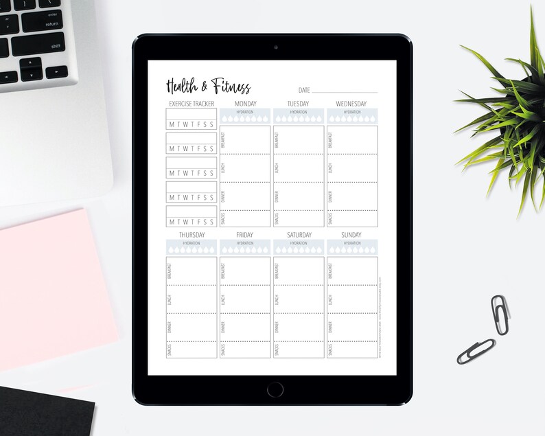 Puede incluir: Un planificador digital en la pantalla de una tableta con un horario semanal para hacer un seguimiento del ejercicio y la hidrataci&oacute;n. El planificador incluye secciones para del lunes al domingo, con espacio para notas y un rastreador de hidrataci&oacute;n.