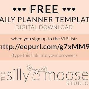 Pu&ograve; includere: Annuncio di download digitale di un modello di pianificatore giornaliero gratuito su sfondo color pesca. Il testo include un link per iscriversi a una lista VIP. Il logo The Silly Moose Studio, con un alce, &egrave; in basso.