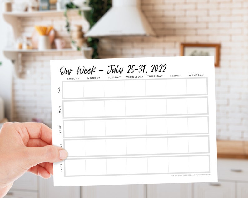 Peut inclure: Un planificateur hebdomadaire imprimable avec le titre "Our Week - July 25-31, 2022". Le planificateur comporte des colonnes pour chaque jour de la semaine, du dimanche au samedi, et des lignes pour diff&eacute;rents membres de la famille&nbsp;: Papa, Maman, Esme et Alice.