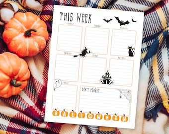 Op de afbeelding: Een wekelijkse planner met Halloween-thema met de tekst "THIS WEEK" bovenaan. De planner bevat illustraties van vleermuizen, een heks, een zwarte kat, een spookhuis en een geest. Oranje pompoenen onderaan spellen "HALLOWEEN".