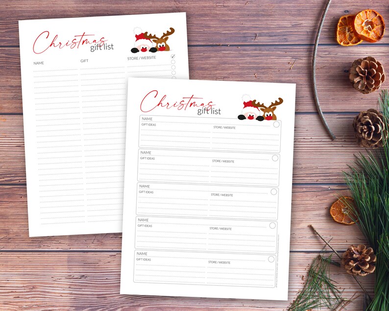 Pu&ograve; includere: Due fogli bianchi di lista regali di Natale con testo rosso e illustrazioni di Babbo Natale e una renna. I fogli hanno sezioni per nome, regalo e negozio/sito web. Su una superficie di legno con pigne e verde.