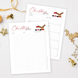 Pu&ograve; includere: Due fogli bianchi di lista regali di Natale con testo rosso script e illustrazioni di renne. I fogli hanno sezioni per nomi, idee regalo e siti web di negozi. Ornamenti e nastri dorati circondano i fogli.