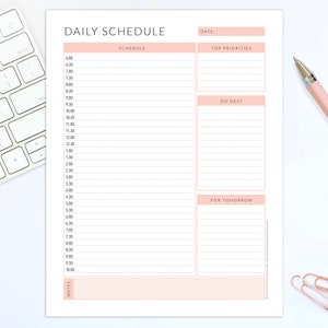 Pode incluir: Um planejador de horário diário imprimível com seções para o horário, as principais prioridades, fazer a seguir, para amanhã e notas. O planejador tem um fundo rosa claro e é projetado para organização e gestão de tempo.