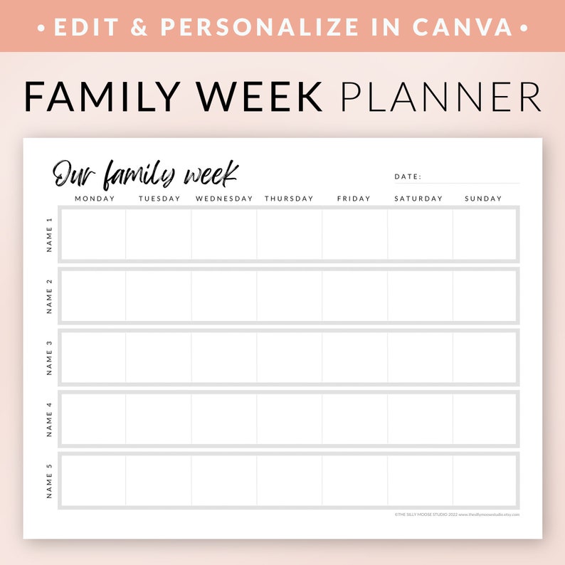 Peut inclure: Un planificateur de semaine familial imprimable avec un fond blanc et du texte noir. Le planificateur comporte une section pour chaque jour de la semaine, avec de la place pour cinq noms. Le texte "Our family week" est &eacute;crit en cursive en haut du planificateur.