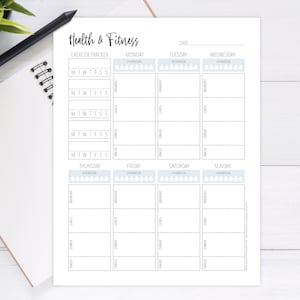 Op de afbeelding: Een printbare gezondheids- en fitnesstracker met een lichtblauwe achtergrond. De tracker bevat secties voor oefening, hydratatie en maaltijden voor elke dag van de week.